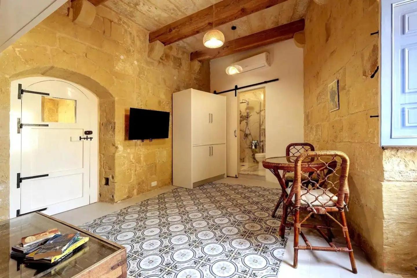 Historic Hideaways - 900 Year Old Converted Studios Victoria Bagian luar foto