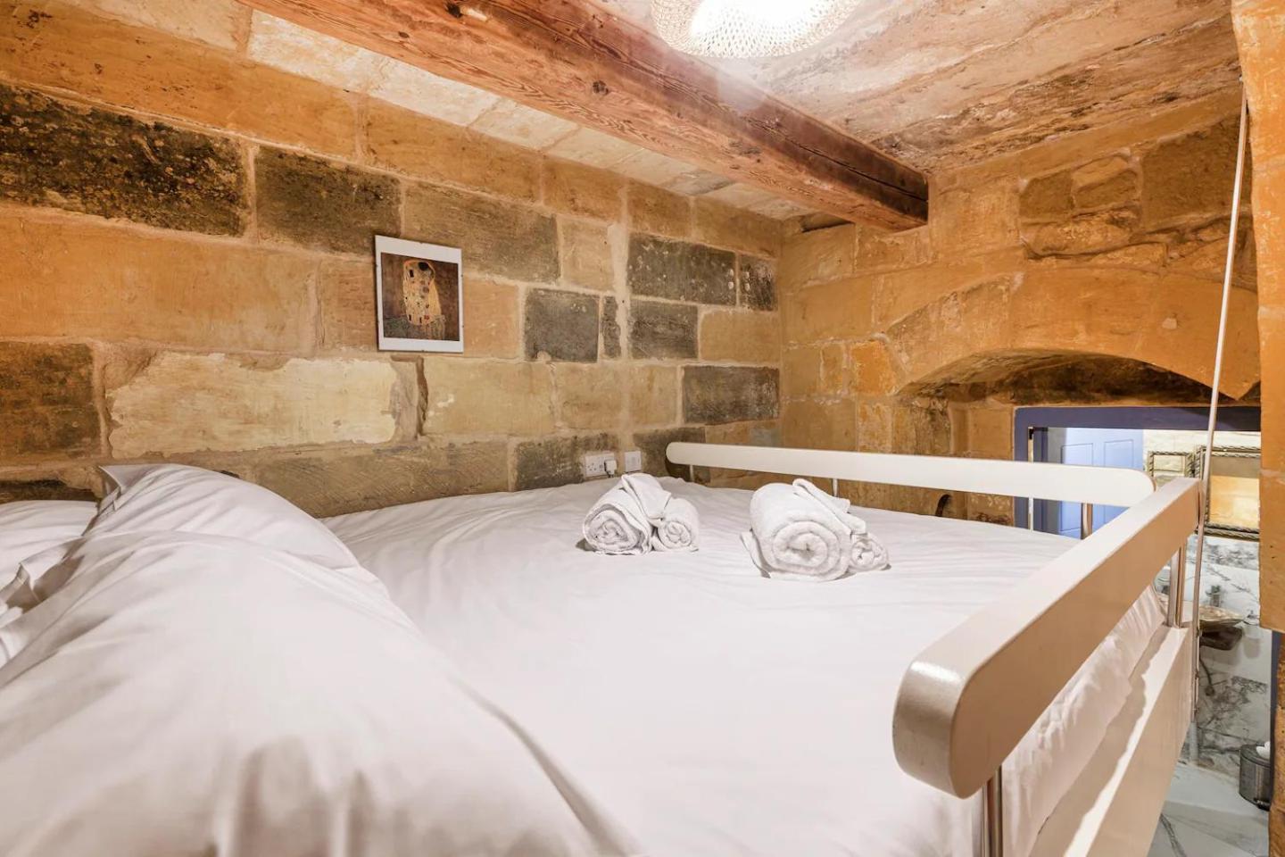 Historic Hideaways - 900 Year Old Converted Studios Victoria Bagian luar foto