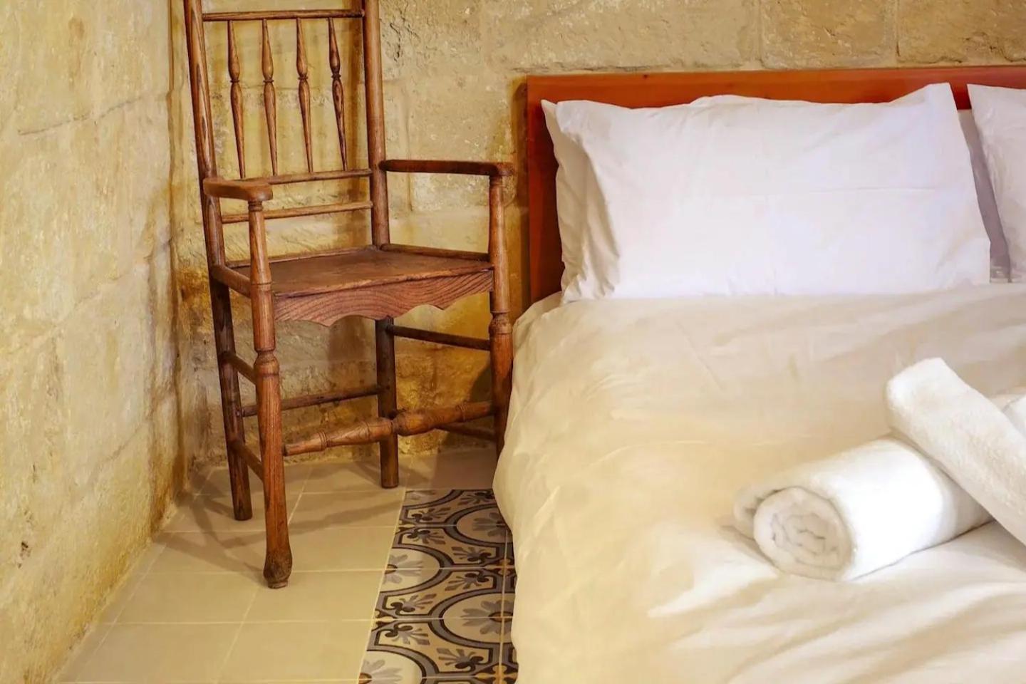 Historic Hideaways - 900 Year Old Converted Studios Victoria Bagian luar foto