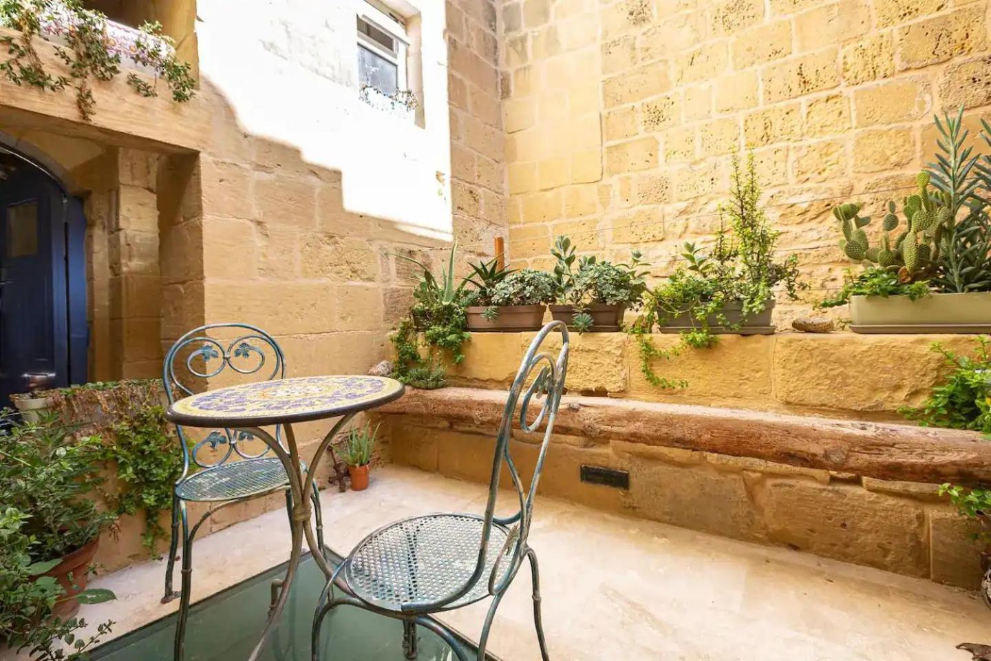 Historic Hideaways - 900 Year Old Converted Studios Victoria Bagian luar foto