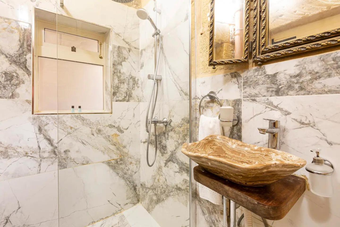 Historic Hideaways - 900 Year Old Converted Studios Victoria Bagian luar foto