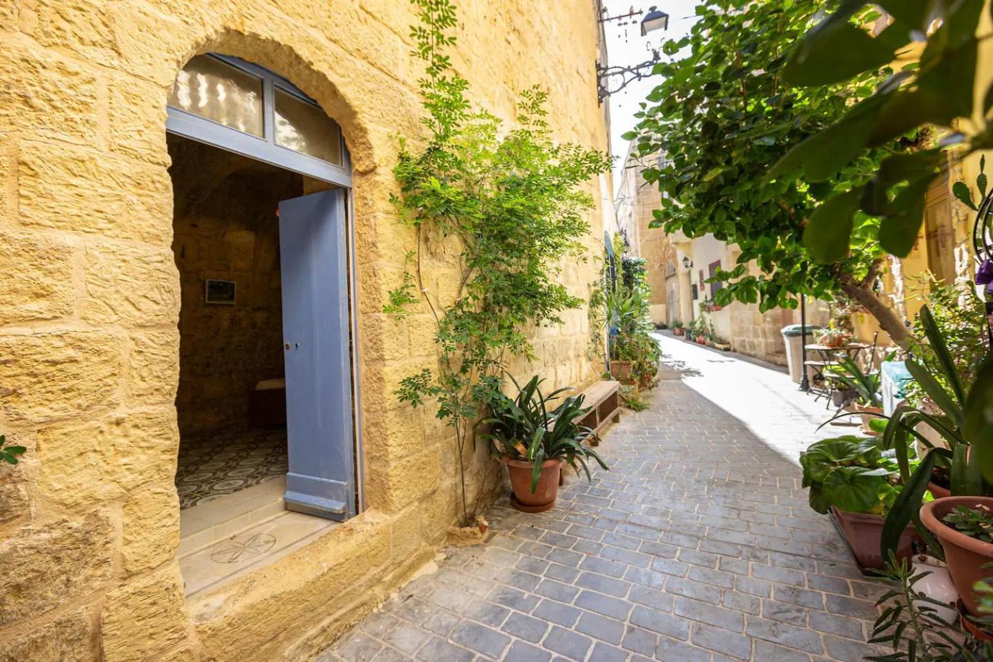 Historic Hideaways - 900 Year Old Converted Studios Victoria Bagian luar foto