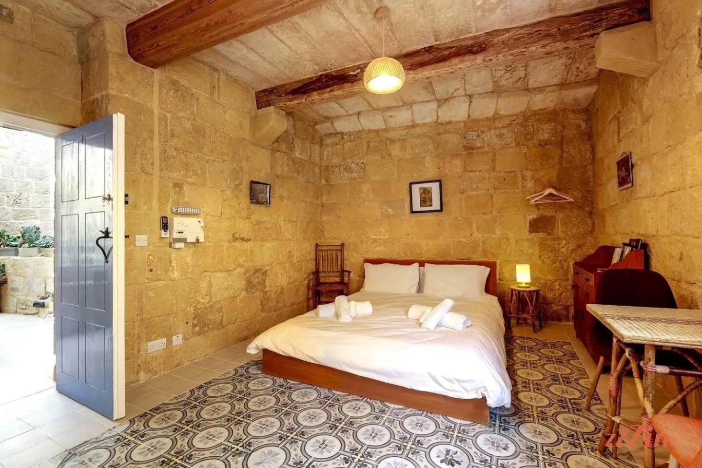Historic Hideaways - 900 Year Old Converted Studios Victoria Bagian luar foto