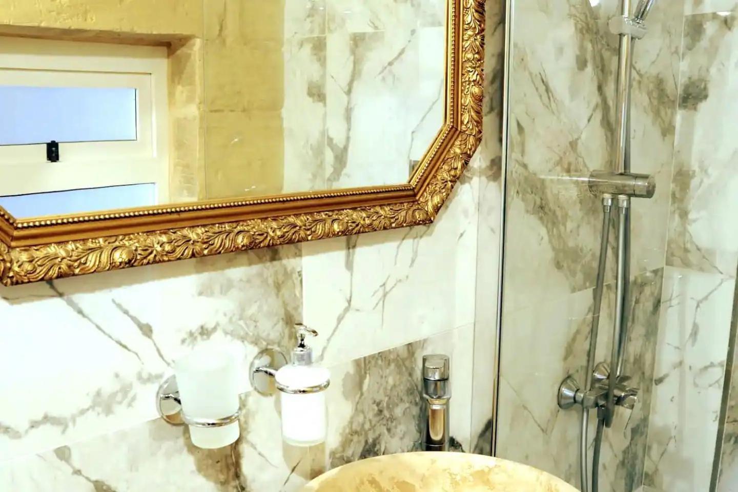 Historic Hideaways - 900 Year Old Converted Studios Victoria Bagian luar foto