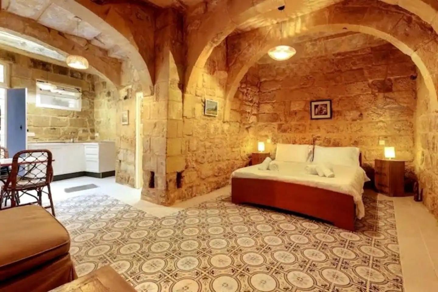 Historic Hideaways - 900 Year Old Converted Studios Victoria Bagian luar foto