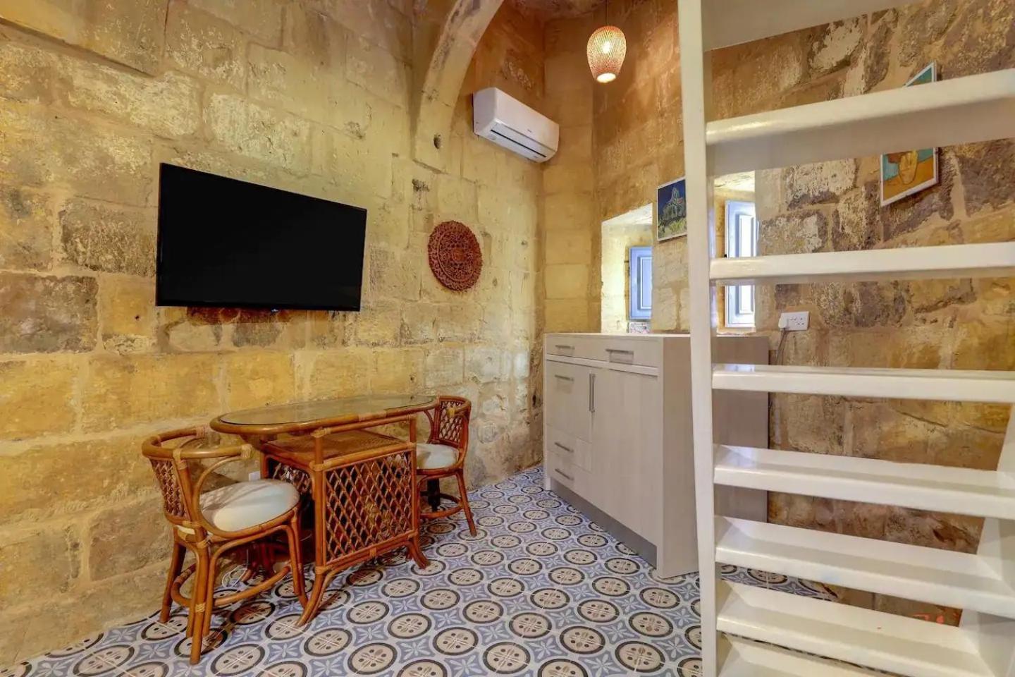 Historic Hideaways - 900 Year Old Converted Studios Victoria Bagian luar foto