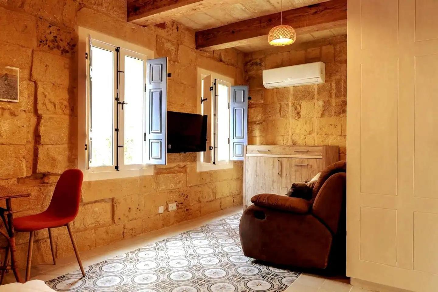 Historic Hideaways - 900 Year Old Converted Studios Victoria Bagian luar foto