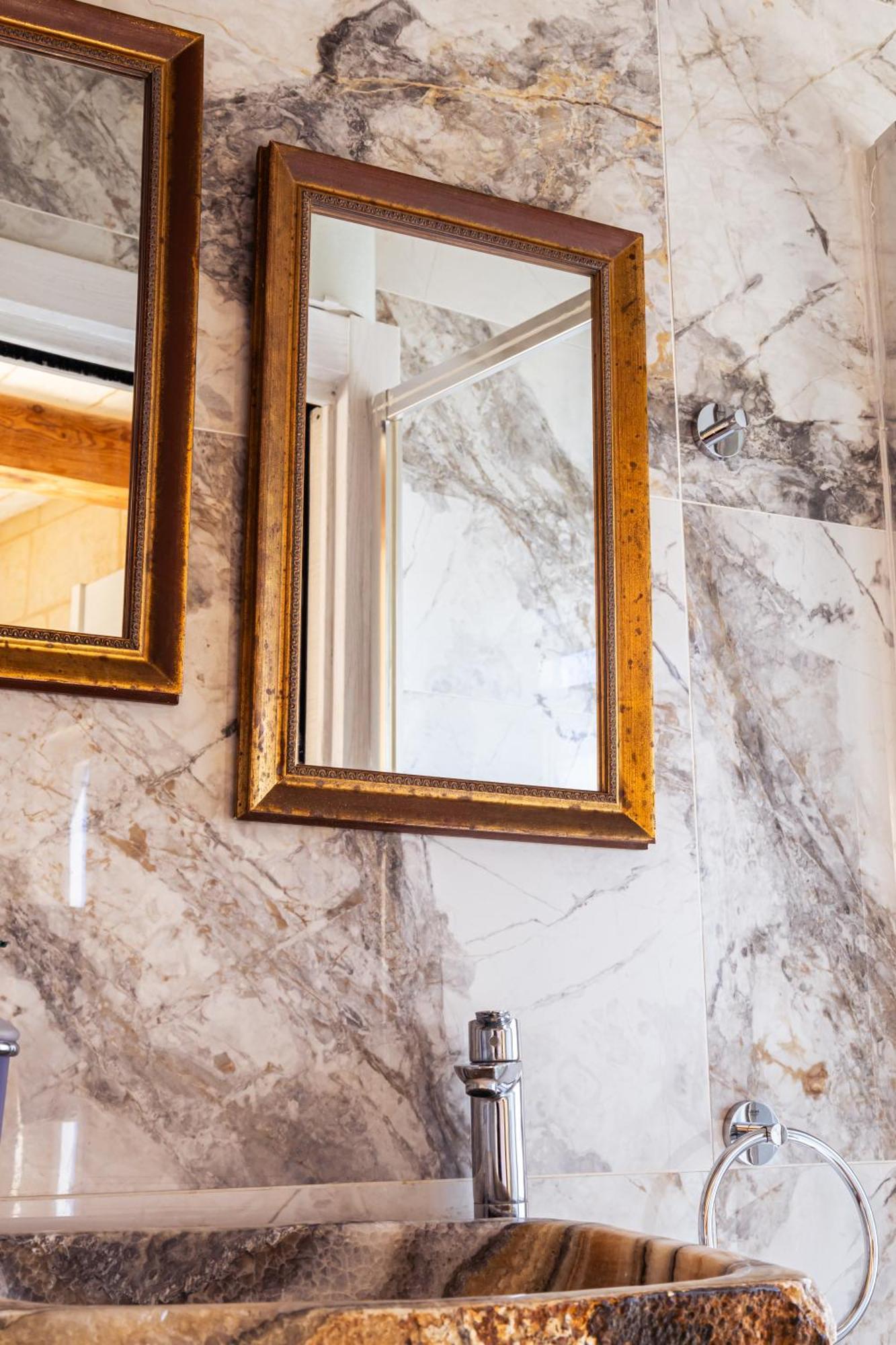 Historic Hideaways - 900 Year Old Converted Studios Victoria Bagian luar foto