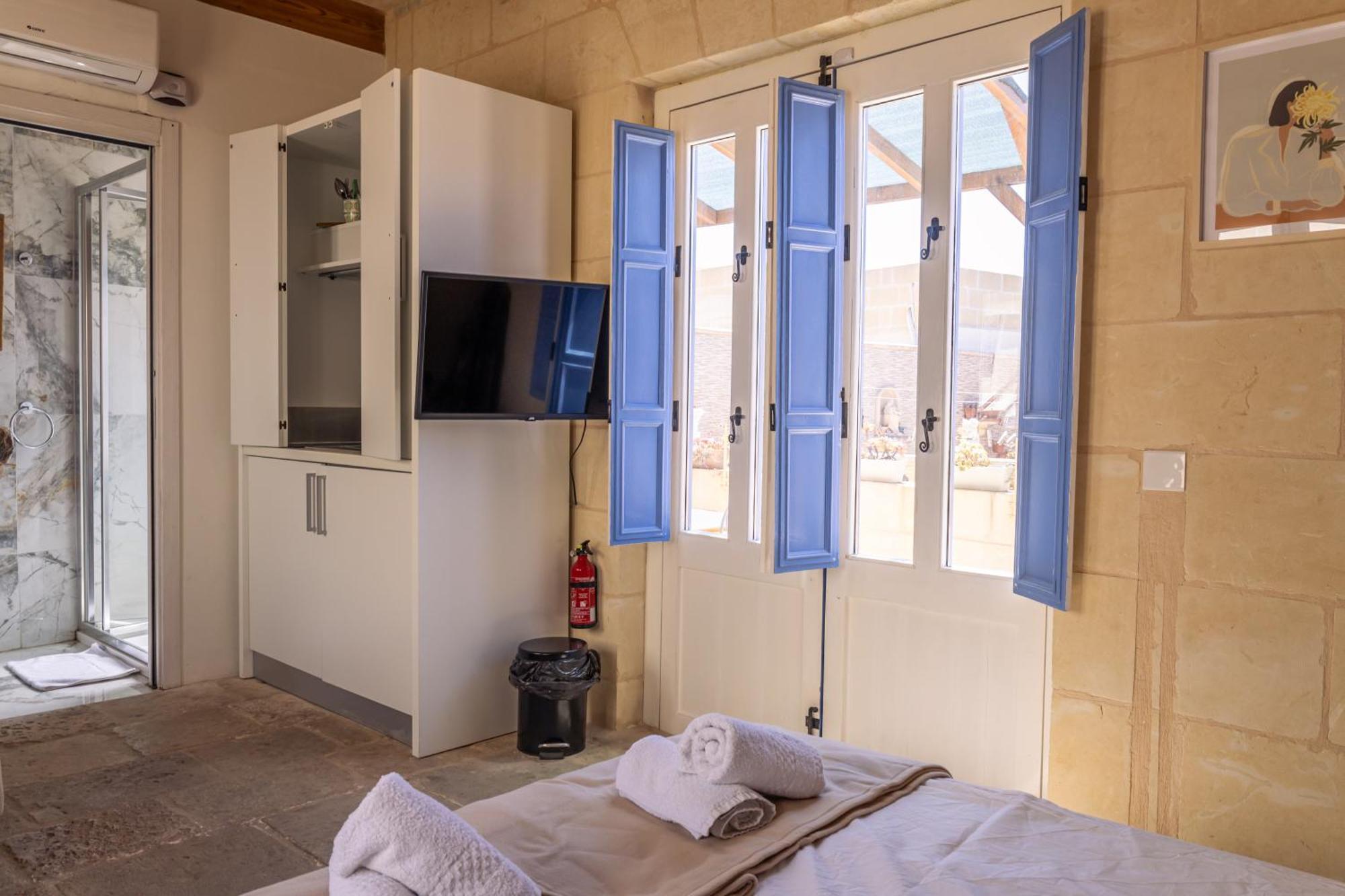 Historic Hideaways - 900 Year Old Converted Studios Victoria Bagian luar foto