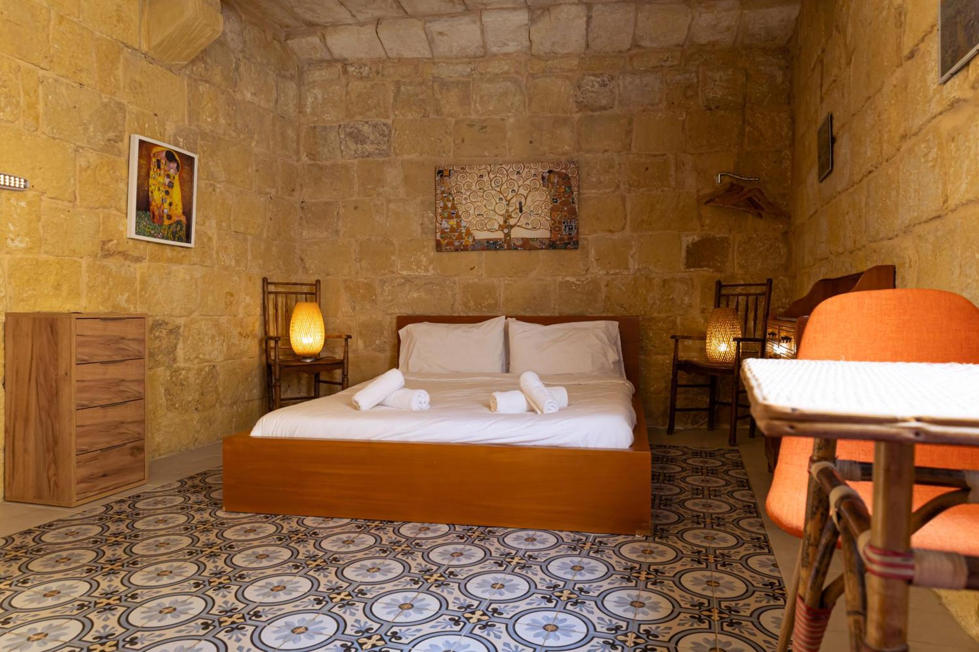 Historic Hideaways - 900 Year Old Converted Studios Victoria Bagian luar foto
