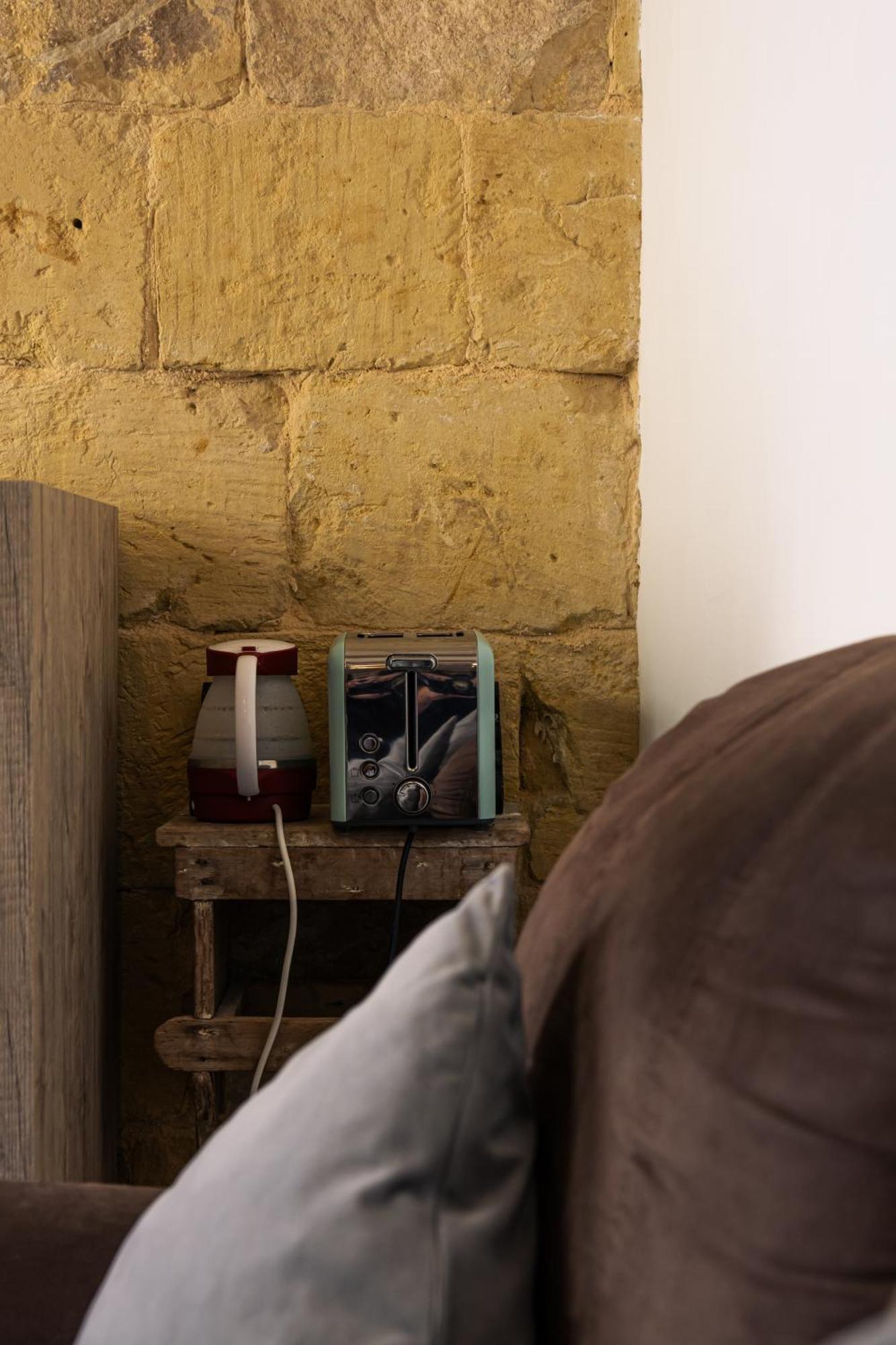 Historic Hideaways - 900 Year Old Converted Studios Victoria Bagian luar foto
