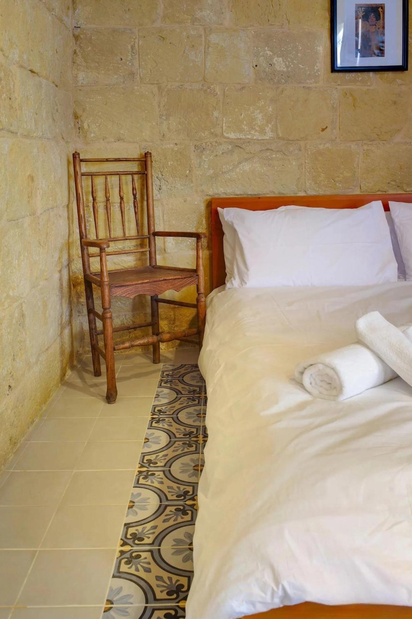 Historic Hideaways - 900 Year Old Converted Studios Victoria Bagian luar foto