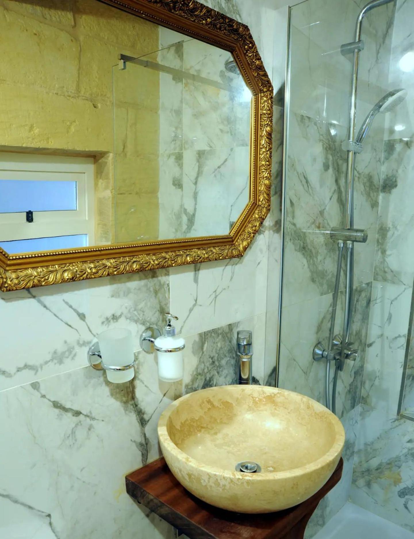 Historic Hideaways - 900 Year Old Converted Studios Victoria Bagian luar foto