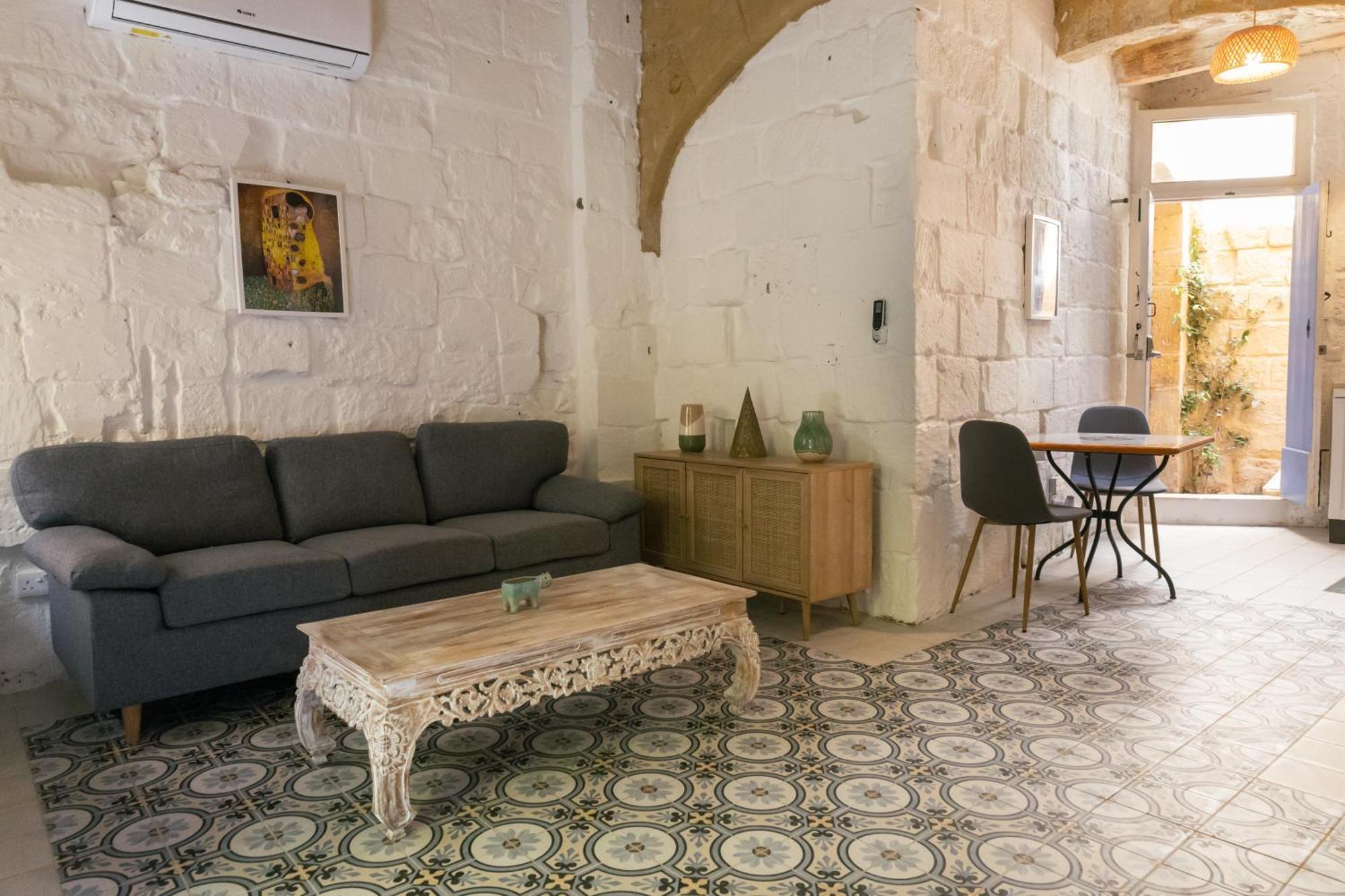 Historic Hideaways - 900 Year Old Converted Studios Victoria Bagian luar foto