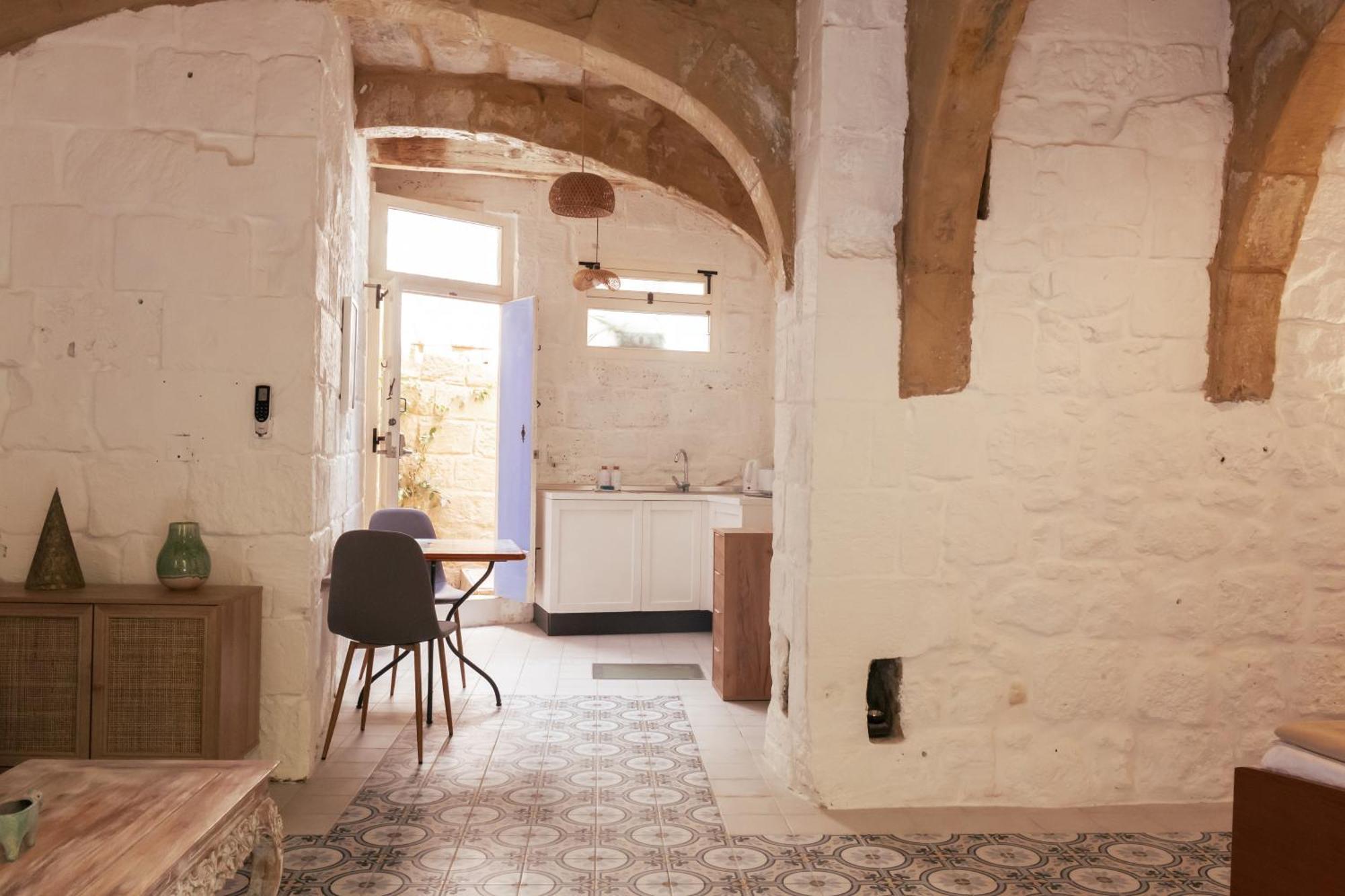 Historic Hideaways - 900 Year Old Converted Studios Victoria Bagian luar foto