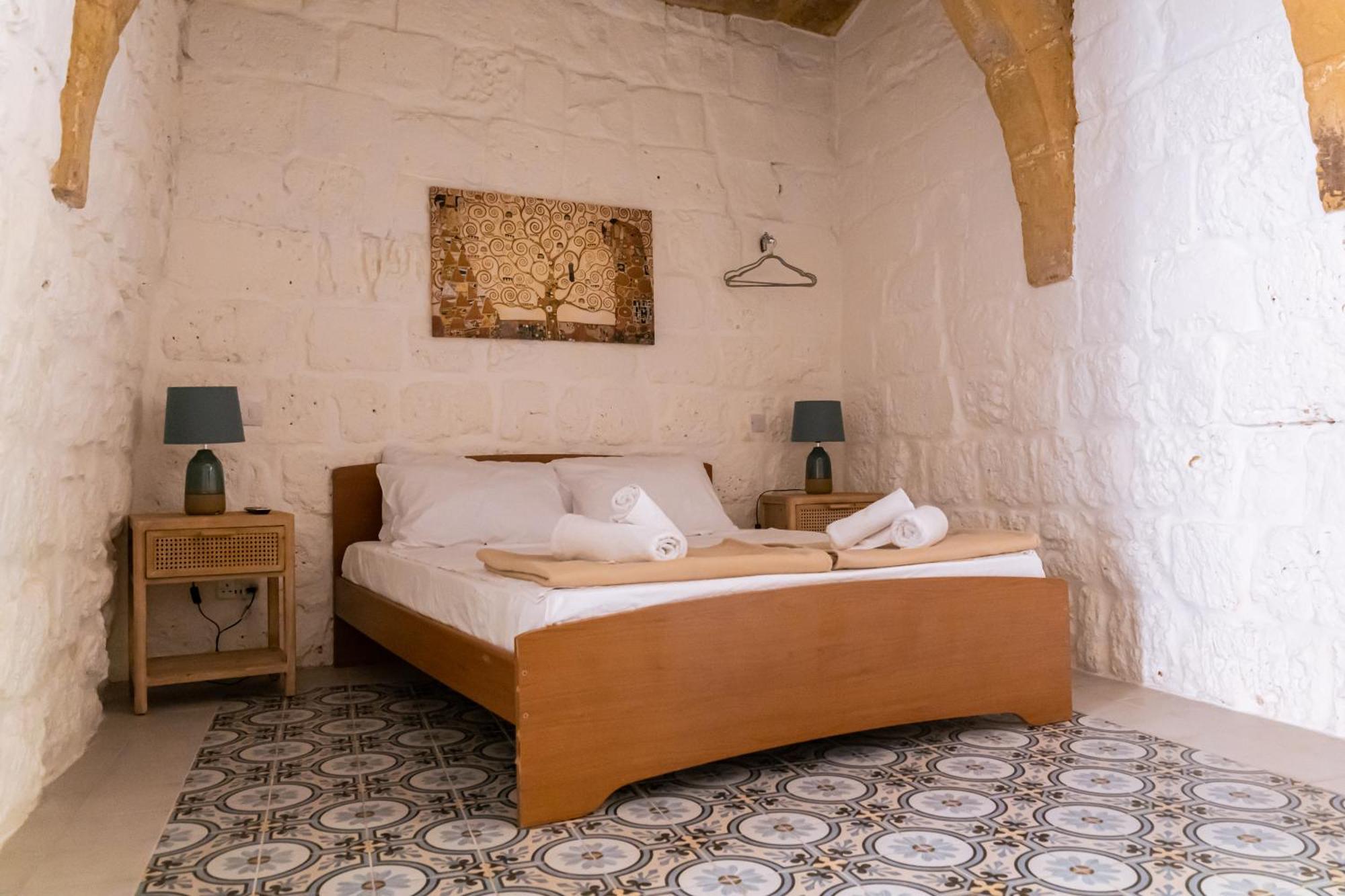 Historic Hideaways - 900 Year Old Converted Studios Victoria Bagian luar foto