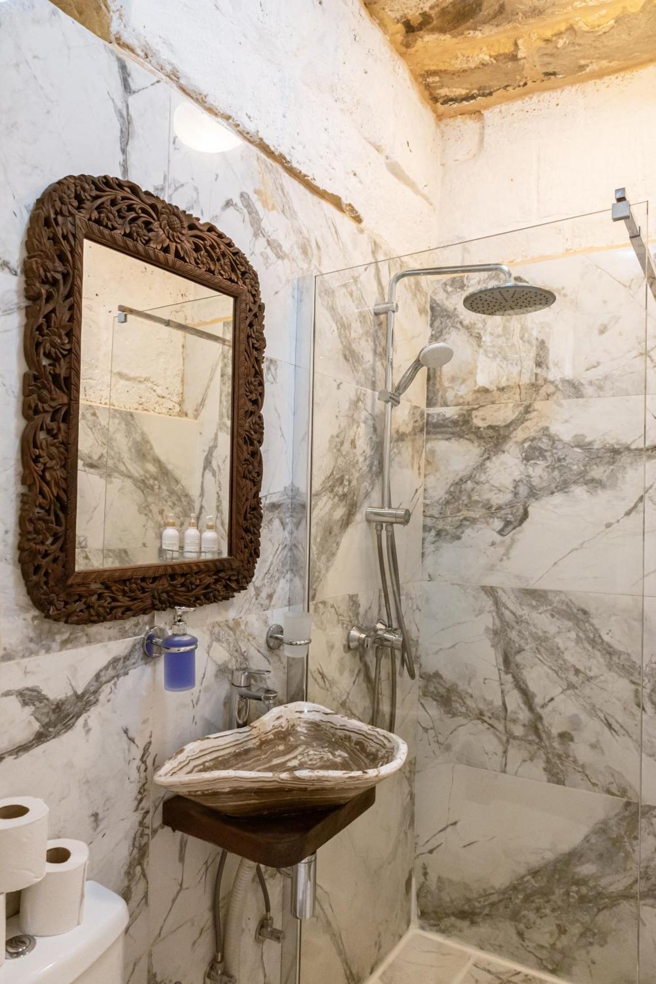 Historic Hideaways - 900 Year Old Converted Studios Victoria Bagian luar foto