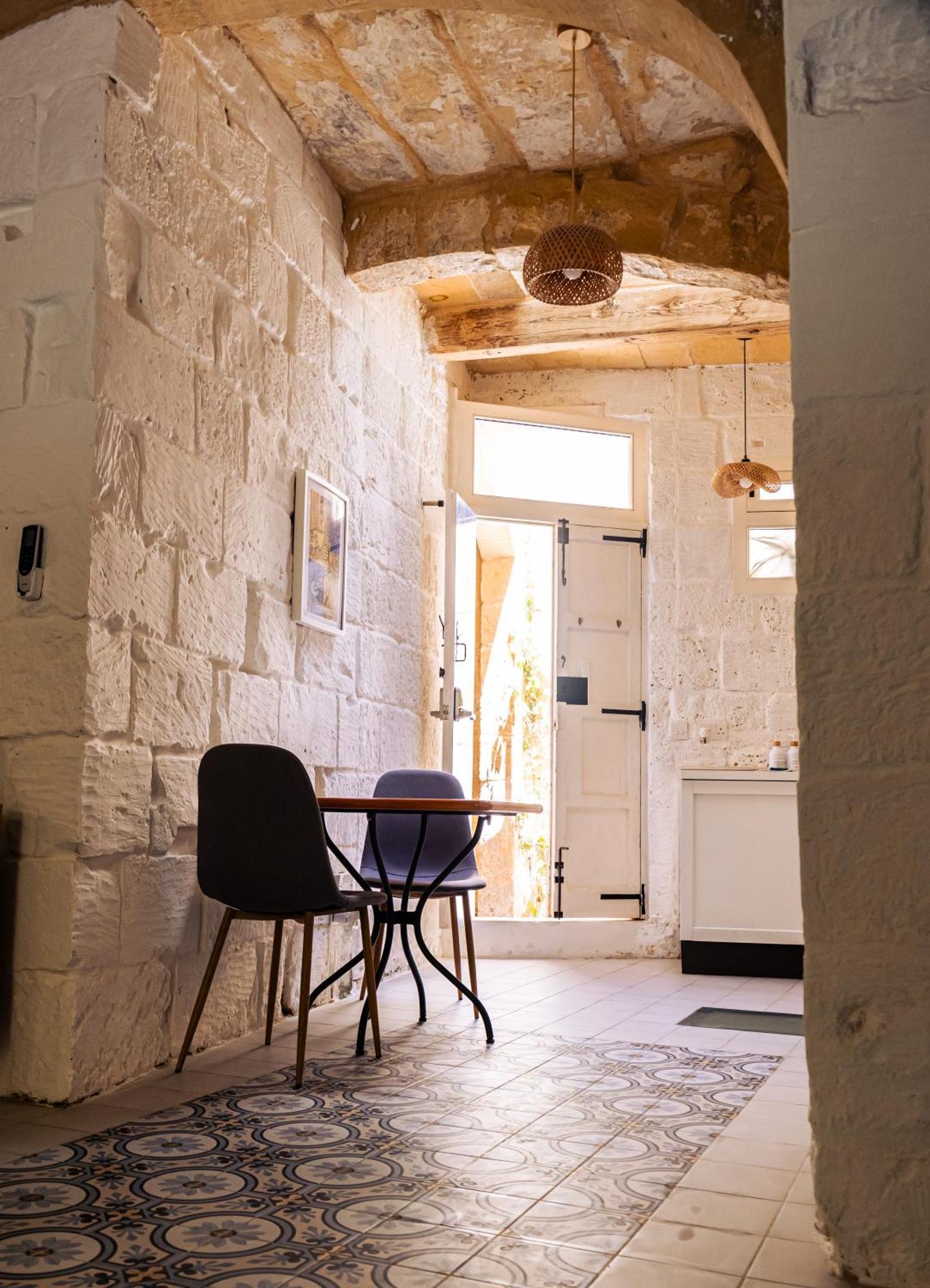 Historic Hideaways - 900 Year Old Converted Studios Victoria Bagian luar foto