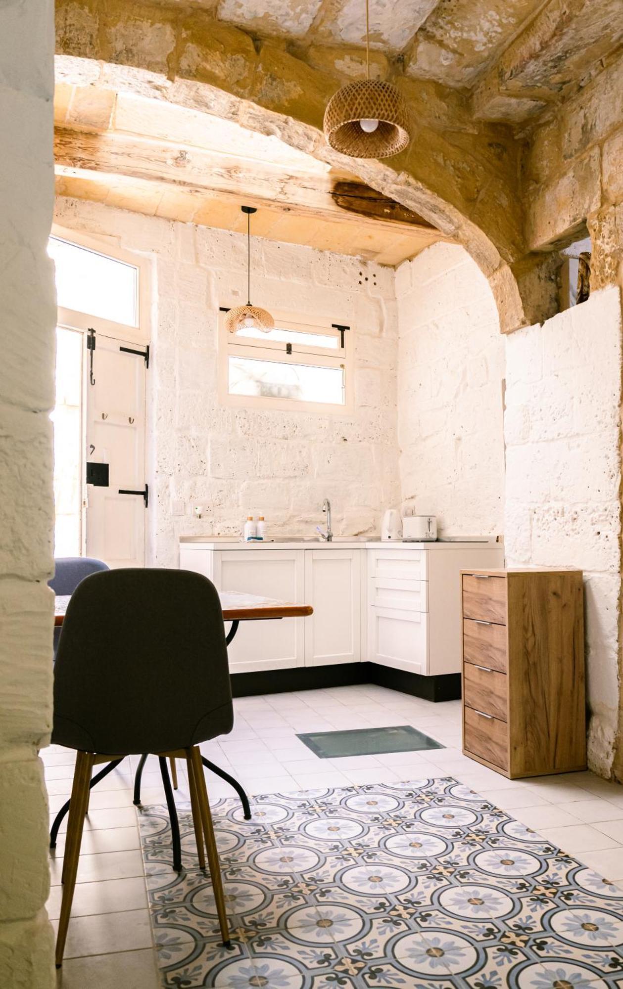 Historic Hideaways - 900 Year Old Converted Studios Victoria Bagian luar foto
