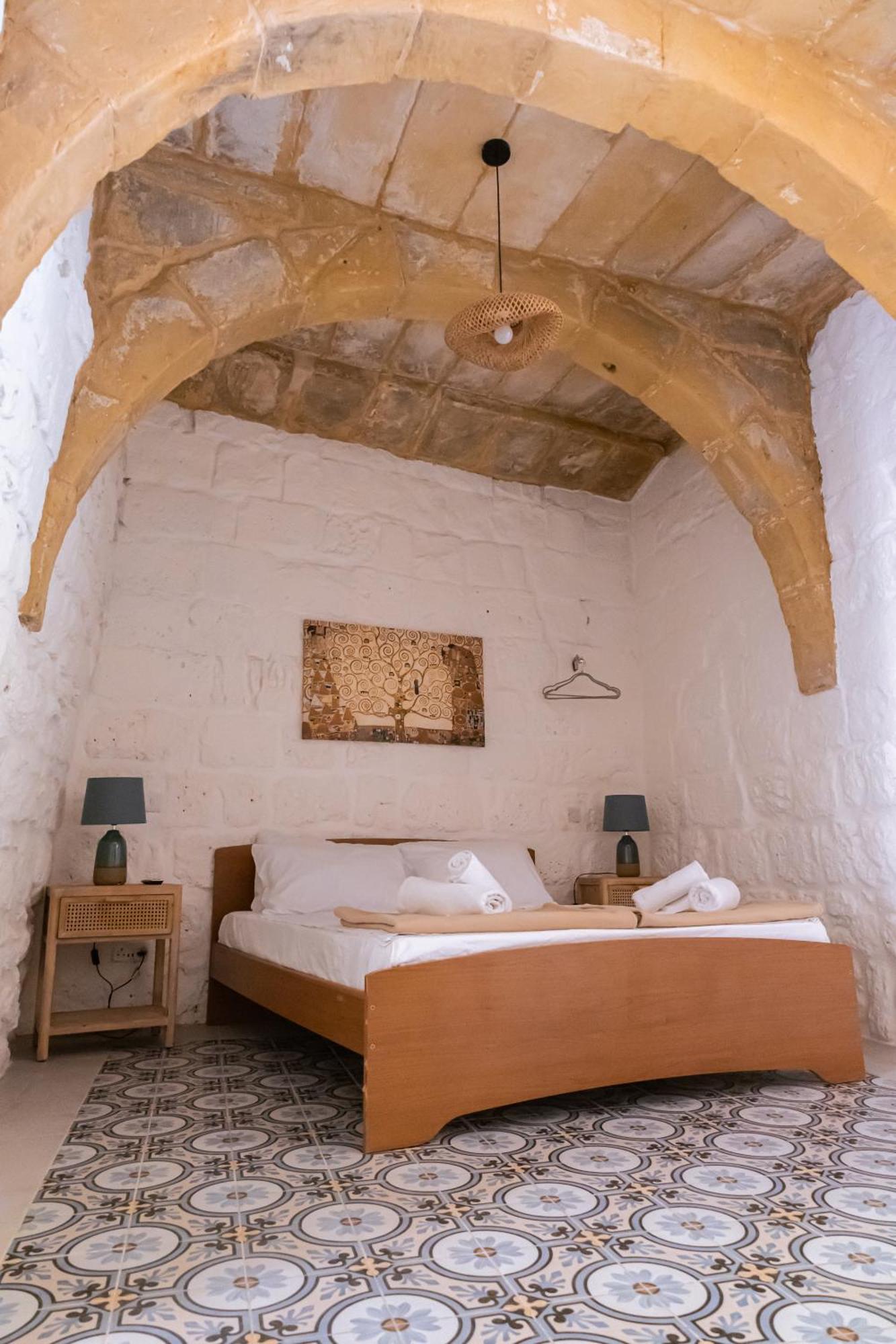 Historic Hideaways - 900 Year Old Converted Studios Victoria Bagian luar foto