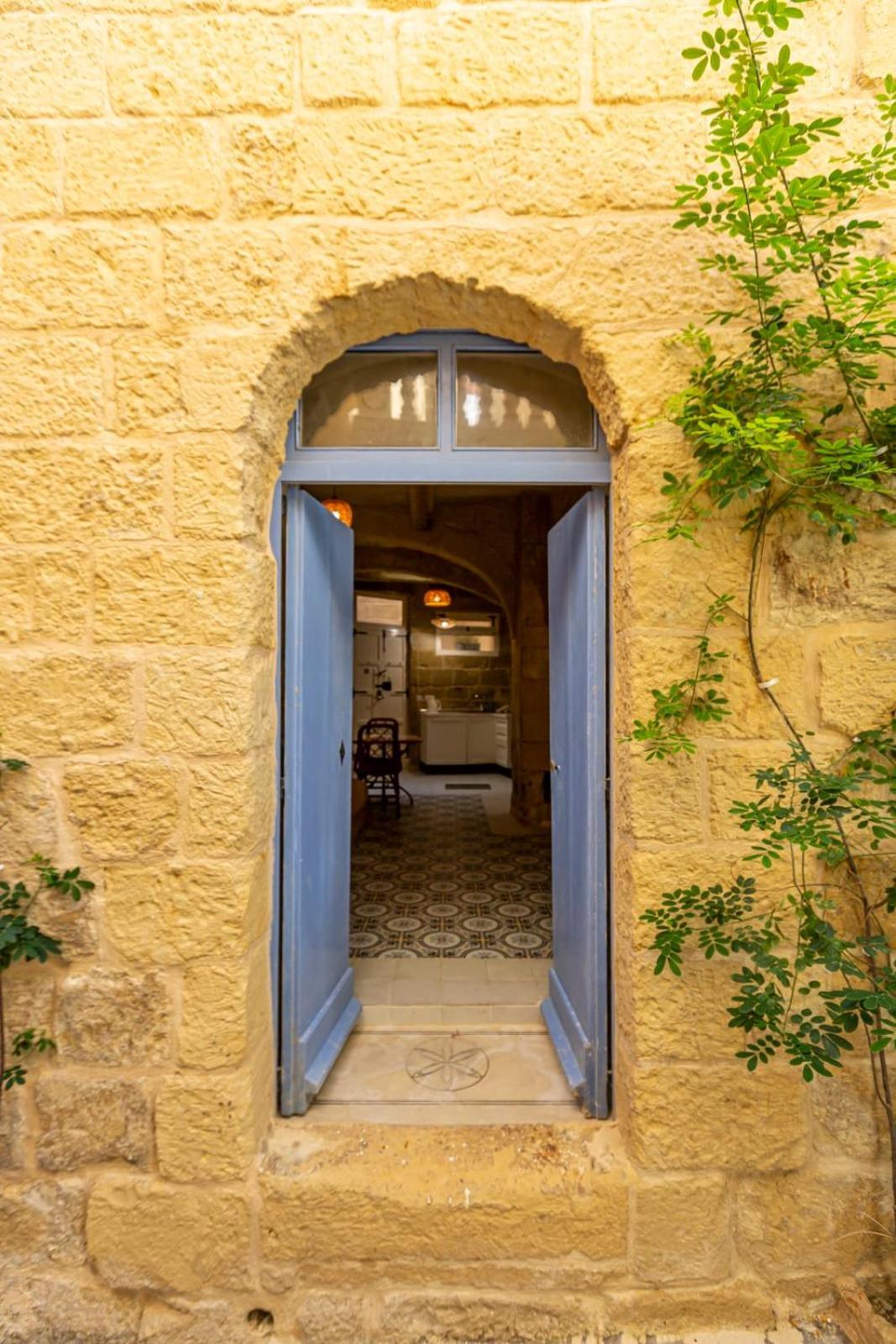 Historic Hideaways - 900 Year Old Converted Studios Victoria Bagian luar foto