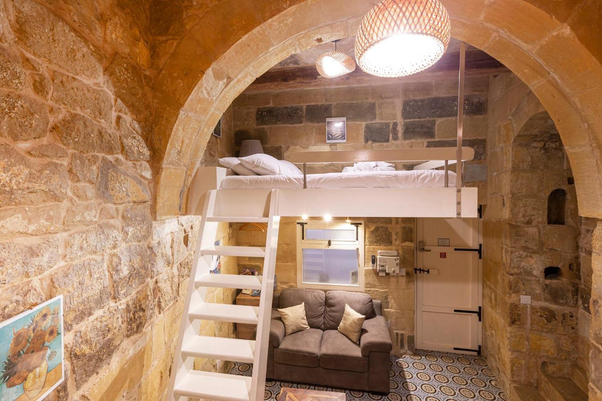 Historic Hideaways - 900 Year Old Converted Studios Victoria Bagian luar foto